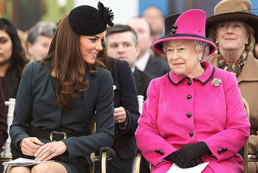 De ce se îmbracă Regina Elisabeta a II-a atat de colorat