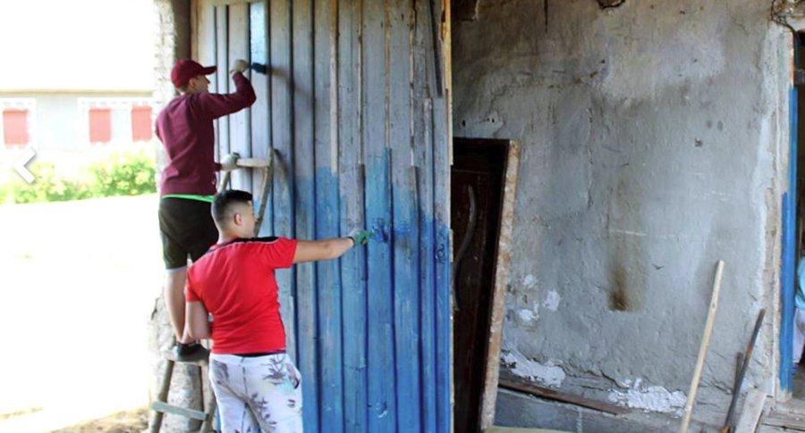 Câțiva tineri renovează cu suflet casele dărăpănate ale bătrânilor din Banat: „Case vechi de 100 de ani.
