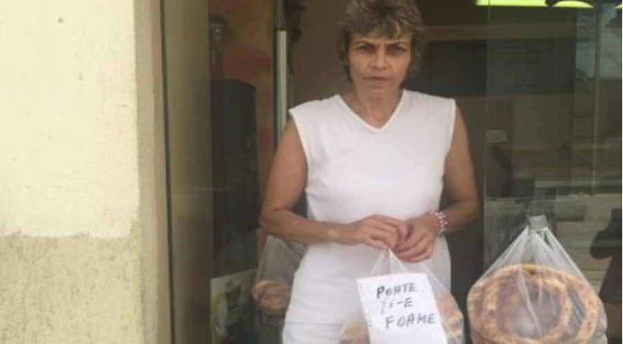 O femeie cu suflet mare! Aceasta doamna din Craiova donează nevoiaşilor produsele nevândute: