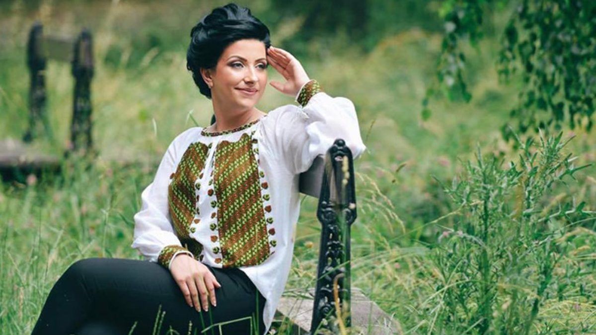 Ea este Iulia, românca din Mehedinți care a cucerit intreaga lume cu aceste modele de costume populare