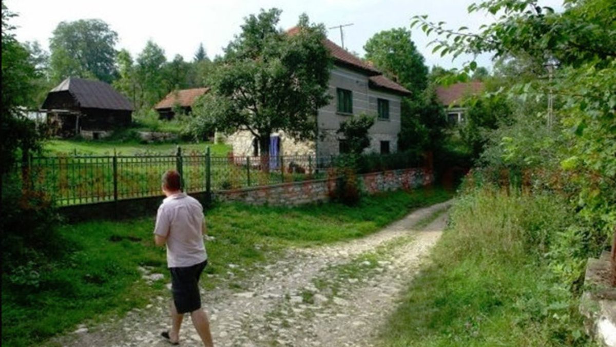 Satul inmarmurit din Romania, mai are un singur locuitor si un drum de 10 kilometri din marmura