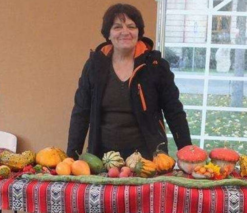 Două mii de grădinari colindă ţara şi oferă gratuit seminţe ca să salveze legumele şi fructele româneşti