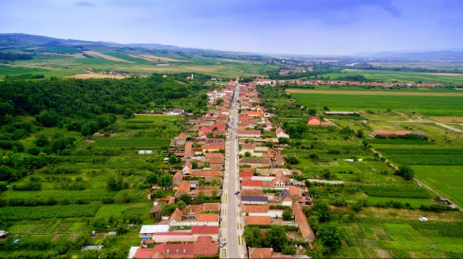 O comună din România a ajuns să arate mai bine decât majoritatea orașelor din țară! S-au asfaltat până și drumurile agricole. „Aici mă simt ca într-o stațiune”