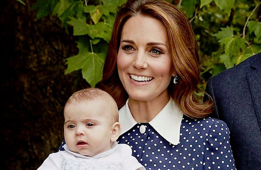 Kate Middleton, o mamă de nota 10! Ducesa, surprinsă la plimbare cu prinţul Louis