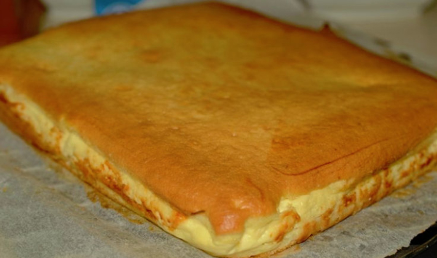 Prăjitură turnată cu brânză – delicioasa, pufoasă și bună