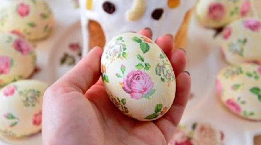 Cum se decorează ouăle de Paște folosind Tehnica Șervețelului