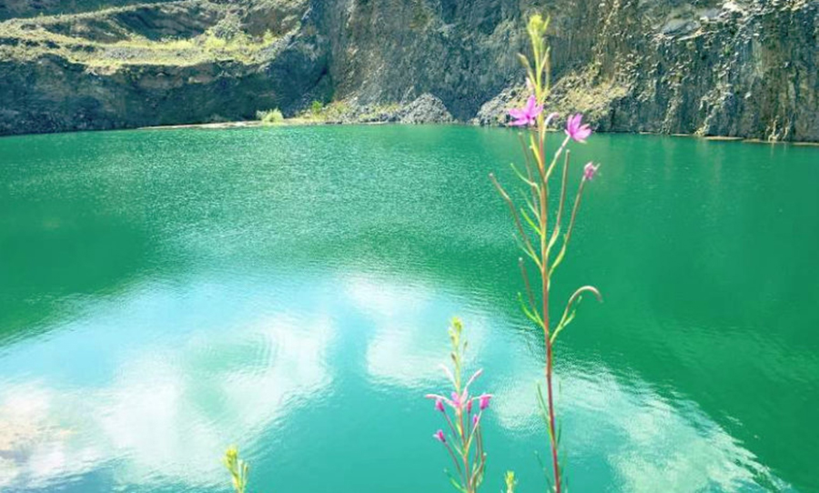 Lacul de culoarea smaraldului, lângă Brașov. Comoara naturală din satul Racoș despre care puțini știu
