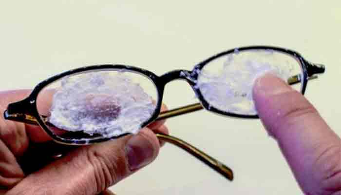 Ţi-ai zgâriat ochelarii? Uite 8 metode pentru a scăpa de zgârieturile de pe lentile folosind produse pe care oricine le are în casă