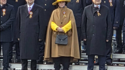 Cine este DOAMNA din primul...